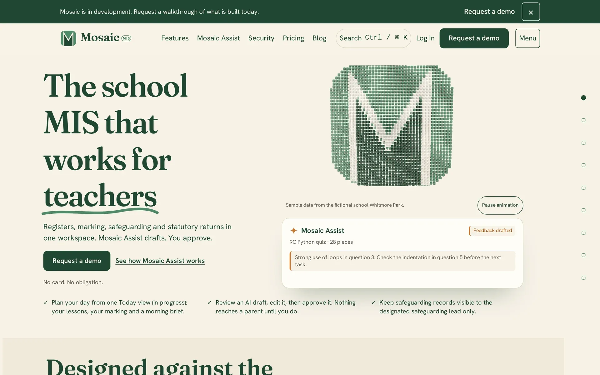 Pagina de prezentare Mosaic, în limba engleză: titlul „The school MIS that works for teachers” lângă o literă M din puncte și un exemplu de feedback propus de Mosaic Assist.
